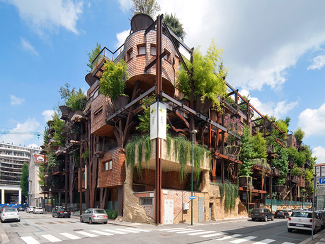 luxury treehouse in Italy